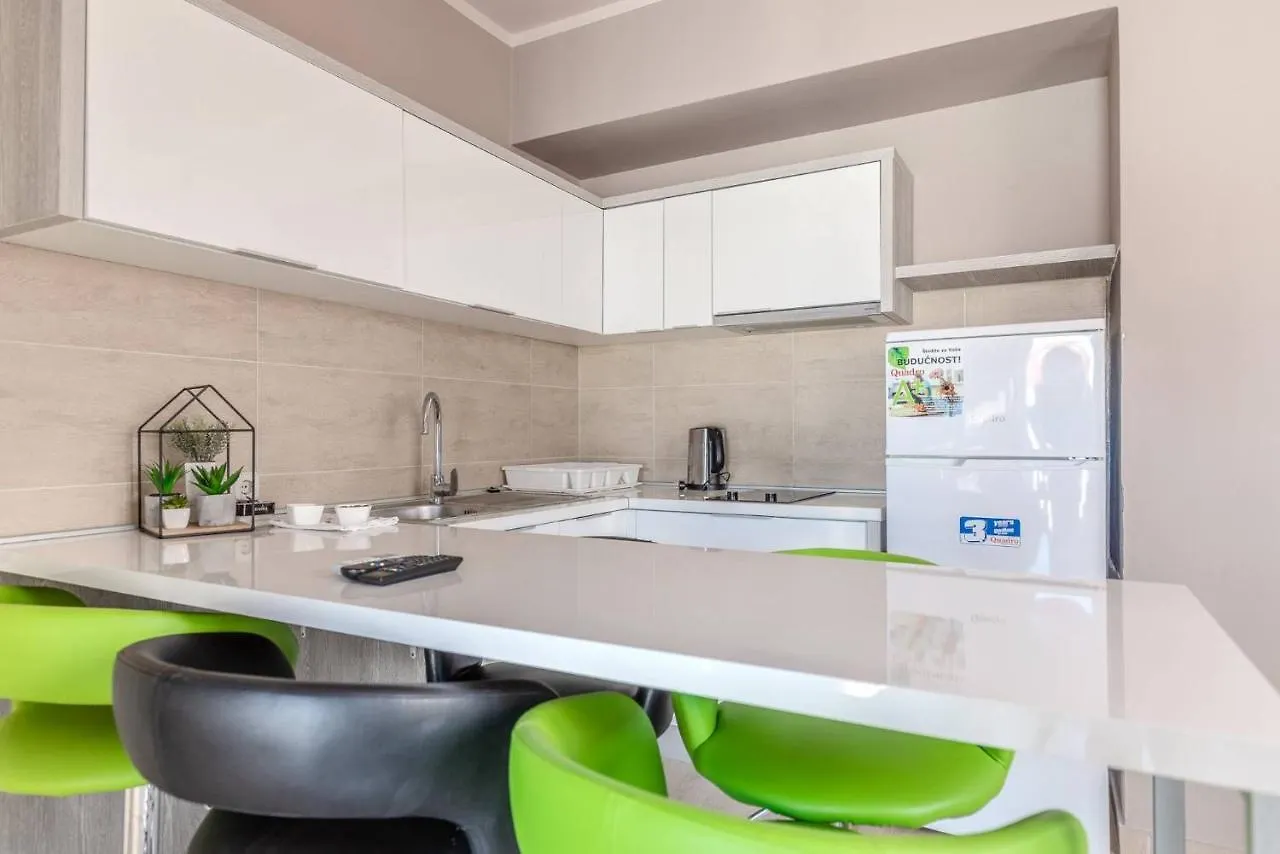 Paradiso, No 7 Vir Apartment