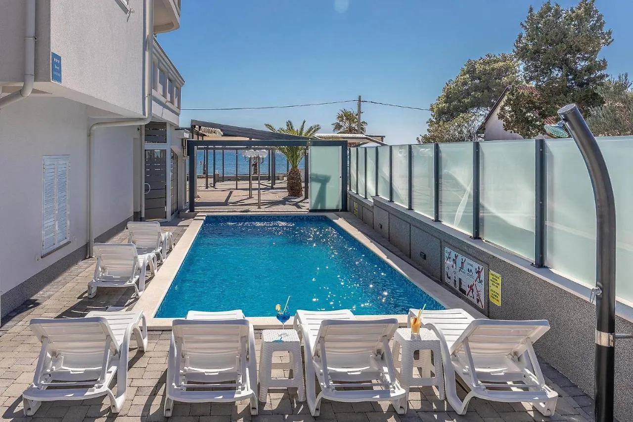Paradiso, No 7 Vir Apartment