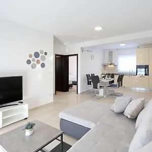  Apartment Lisac